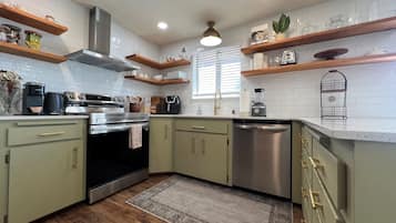 Køleskab, mikrobølgeovn, ovn, kogeplade