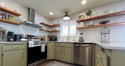 Cozy 2BR Retreat w/Firepit, DT Nampa/NNU Walkable