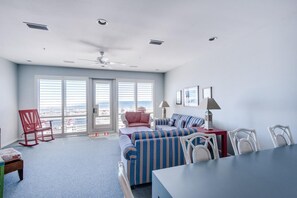 Condo, varias camas (White Sands 449) | Área de sala de estar