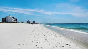 公寓客房, 多張床 (White Sands 449) | 海灘 | 位於海灘上