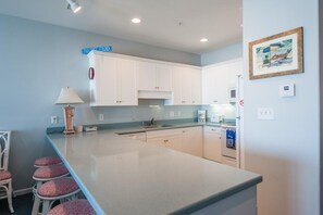 Condo, varias camas (White Sands 449) | Cocina privada | Horno y tostadora 