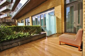 Apartment | Property grounds - Incredible 2bedroom Apartment in Brentford (Brentford)