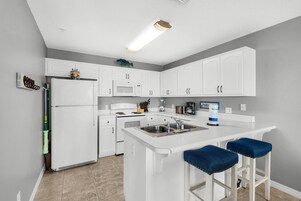 Apartamento, várias camas (Gulf Island 313) | Cozinha privada | Fogão, torradeira, toalhas de papel