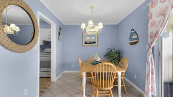 Apartment, 1 King Bed with Sofa bed (Villas on the Gulf unit E4) | Dining
