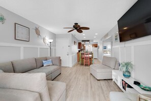 Appartement, plusieurs lits (Villas on the Gulf unit C5) | Coin séjour