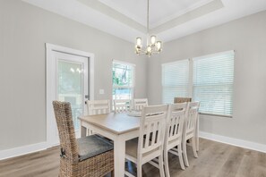 House, Multiple Beds (Sea Navarre) | Dining