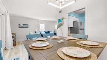 Apartment, 1 King Bed with Sofa bed (Villas on the Gulf unit G8) | Dining