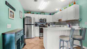 Appartement, 1 très grand lit et 1 canapé-lit (Sunset Harbor Villas 313) | Cuisine privée | Un four, grille-pain, essuie-tout
