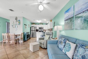 Appartement, 1 très grand lit et 1 canapé-lit (Sunset Harbor Villas 313) | Coin séjour