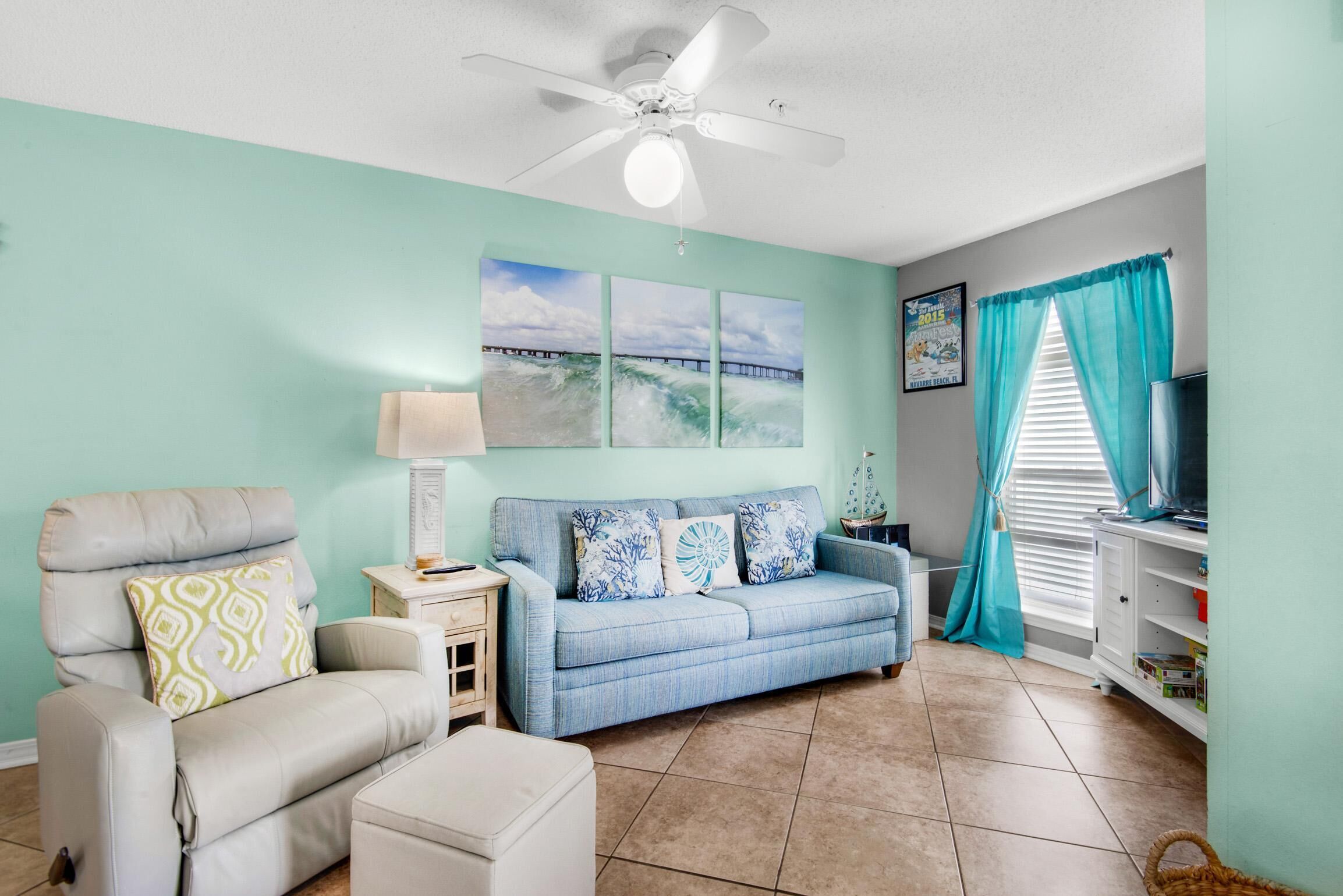 Appartement, 1 très grand lit et 1 canapé-lit (Sunset Harbor Villas 313) | Aire de séjour | Téléviseur
