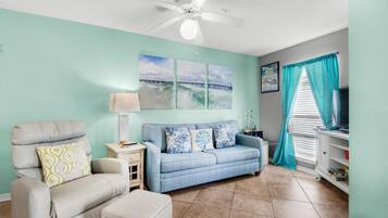 Appartement, 1 très grand lit et 1 canapé-lit (Sunset Harbor Villas 313) | Aire de séjour | Téléviseur