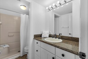 Appartement, 1 grand lit (Gulf Winds 101) | Salle de bain