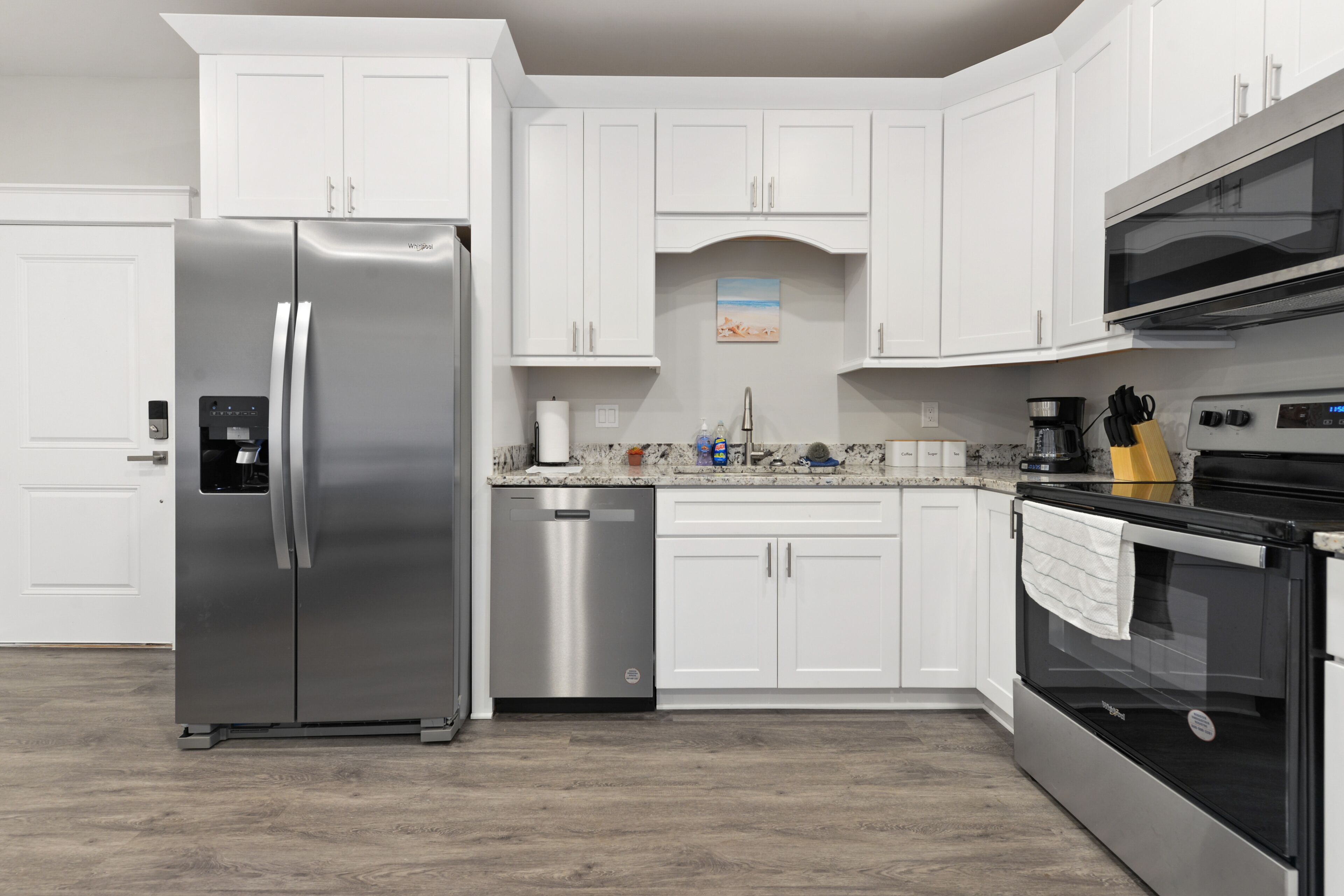 Refrigerador, microondas, horno y parrilla de estufa 