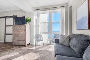 อพาร์ทเมนท์, หลายเตียง (Sans Souci unit 209) | บริเวณนั่งเล่น | ทีวี