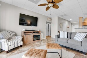 Apartment, Mehrere Betten (Sans Souci unit 209) | Wohnbereich | Fernseher