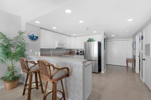 Private kitchen - Emerald Isle Unit 1206 (Pensacola Beach)