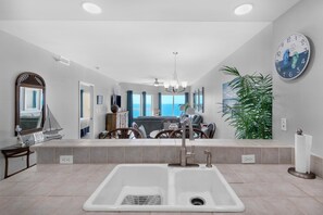 Lägenhet - flera sängar (Emerald Isle unit 1206) | Badrum | Tvål och toalettpapper