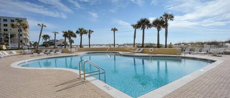 公寓, 多張床 (Emerald Isle unit 1206) | 游泳池 | 室外游泳池和溫水游泳池