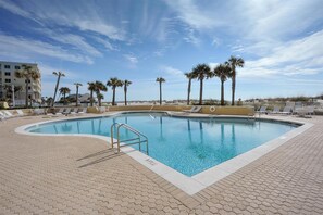 Departamento, varias camas (Emerald Isle unit 1206) | Alberca | Alberca al aire libre y alberca climatizada