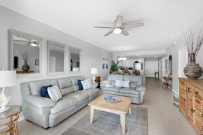 Departamento, varias camas (Emerald Isle unit 1206) | Área de sala de estar | Televisión 