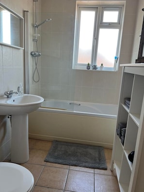 Hair dryer, towels, soap, toilet paper - Flat 1,1 bedroom flat sleeps 4 in Abingdon Oxfordshire (Abingdon)