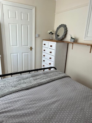 1 bedroom, iron/ironing board, WiFi, bed sheets - Flat 1,1 bedroom flat sleeps 4 in Abingdon Oxfordshire (Abingdon)
