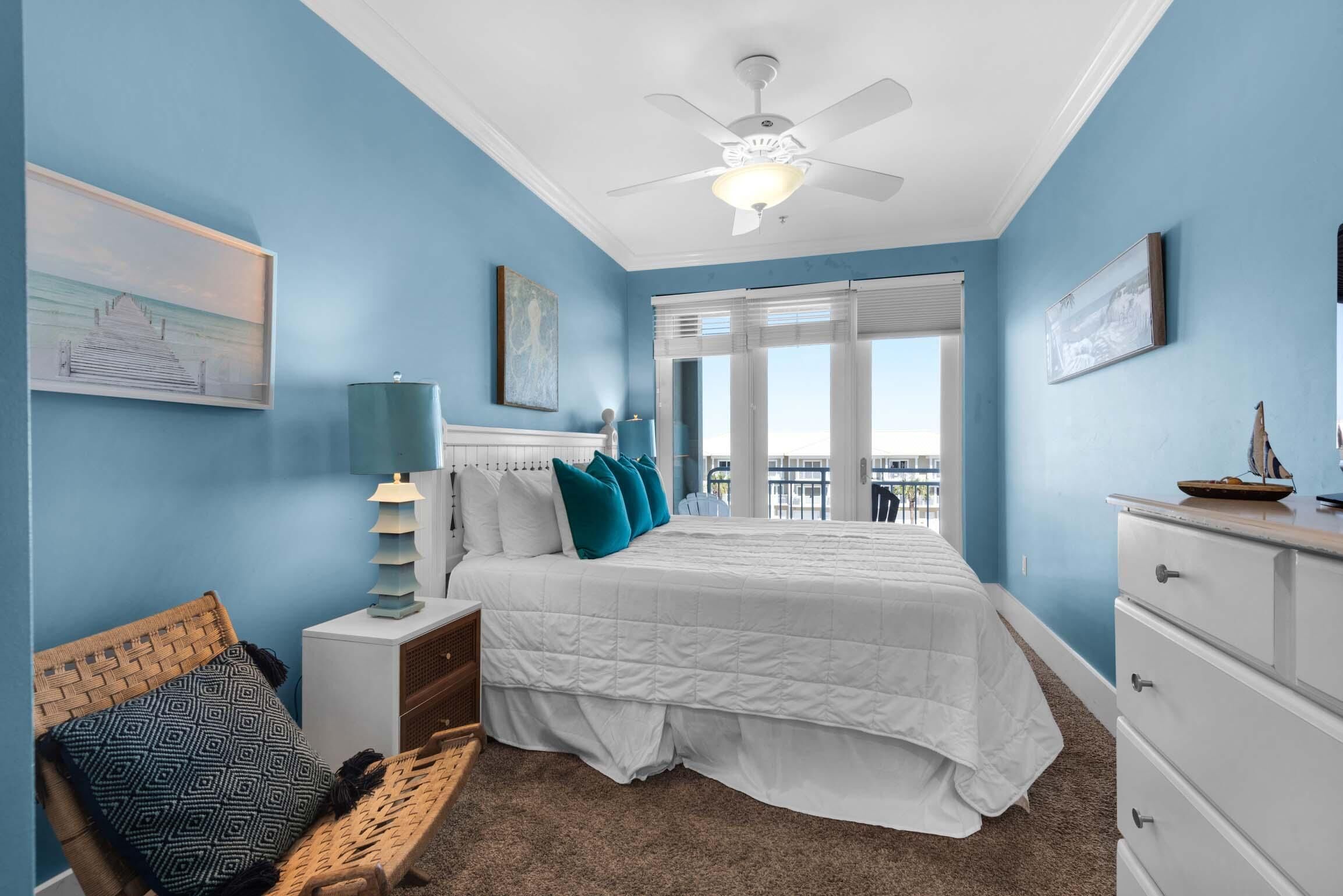 Une chambre à coucher comprenant un lit, une table de chevet, une lampe, une chaise et une commode.