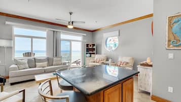 Appartement, 1 kingsize bed met slaapbank (Seahorse unit R) | Woonruimte | Televisie