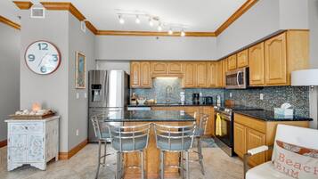 Apartment, 1 King Bed with Sofa bed (Seahorse unit R) | Private kitchen | Oven, toaster, paper towels