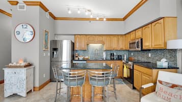 Appartement, 1 kingsize bed met slaapbank (Seahorse unit R) | Privékeuken | Een oven, een broodrooster, keukenpapier