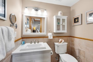 Apartment, 1 King Bed with Sofa bed (Seahorse unit R) | Bathroom | Towels, soap, toilet paper