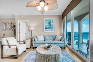 อพาร์ทเมนท์, หลายเตียง (Portofino Island Resort P5-1003) | บริเวณนั่งเล่น | ทีวี