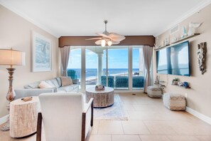 อพาร์ทเมนท์, หลายเตียง (Portofino Island Resort P5-1003) | บริเวณนั่งเล่น | ทีวี