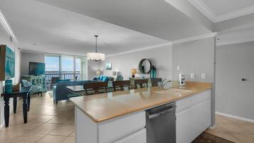 Apartamento, várias camas (Tristan Towers unit 14D) | Parte interna