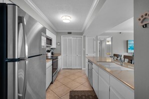 Căn hộ, nhiều giường (Tristan Towers unit 14D) | Bếp riêng | Lò nướng, lò nướng bánh mì 