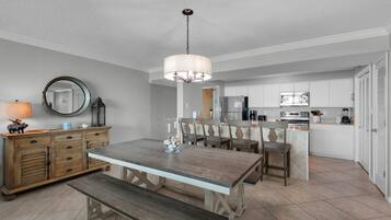 Apartment, Mehrere Betten (Tristan Towers unit 14D) | Speisen