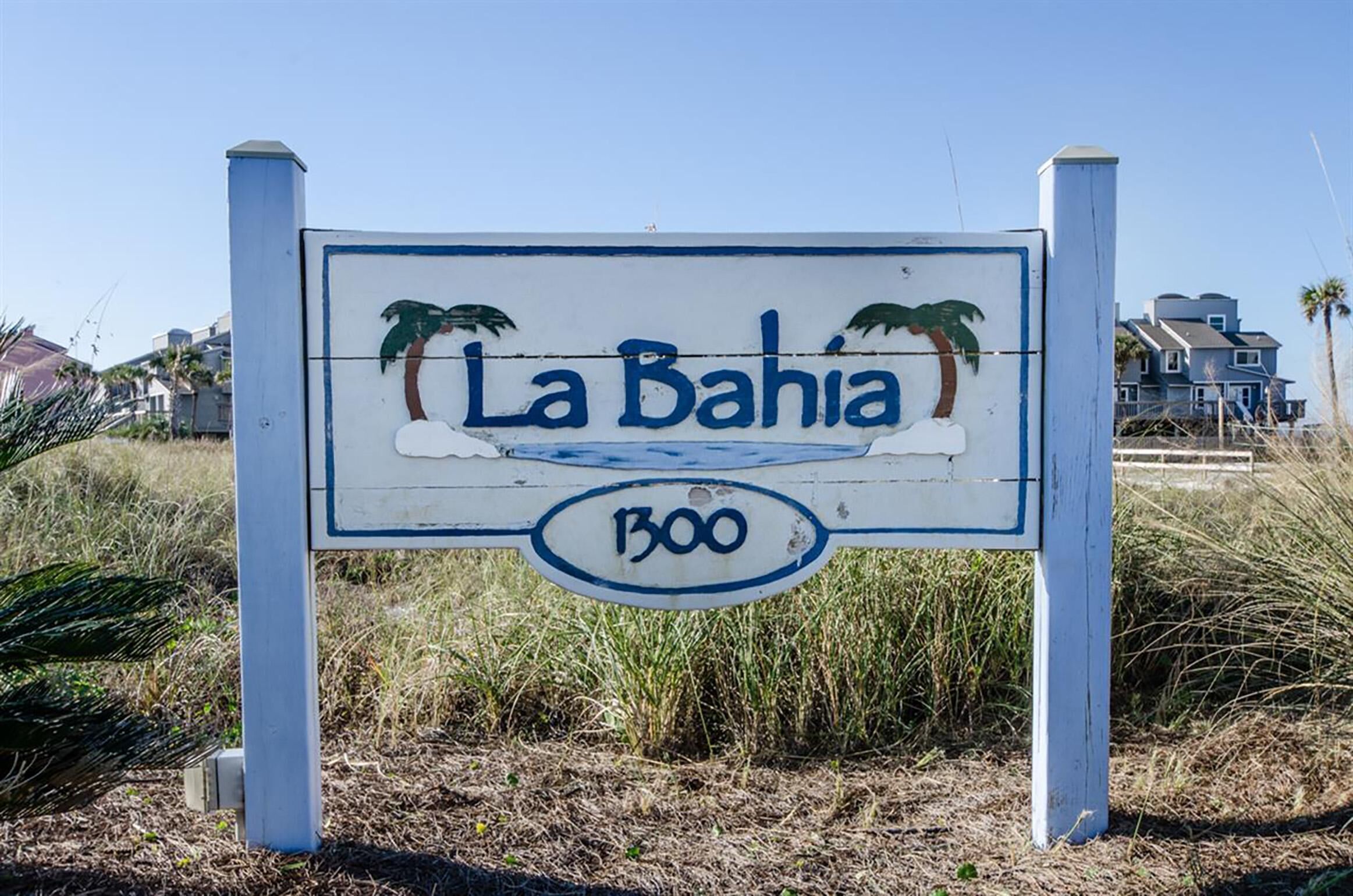 Un panneau indiquant « La Bahia » et portant le numéro « 1300 ».