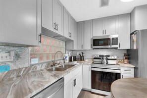 Appartement, 1 grand lit et 1 canapé-lit (LaBahia 224) | Cuisine privée | Un four, grille-pain, essuie-tout