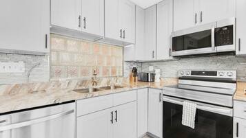 Apartment, 1 Queen Bed with Sofa bed (LaBahia 224) | Private kitchen | Oven, toaster, paper towels