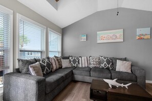 Appartement, 1 grand lit et 1 canapé-lit (LaBahia 224) | Aire de séjour | Téléviseur