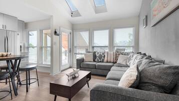 Apartemen, 1 Tempat Tidur Queen dengan tempat tidur Sofa (LaBahia 224) | Area keluarga | TV