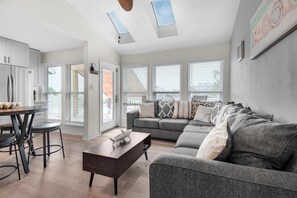 Appartement, 1 grand lit et 1 canapé-lit (LaBahia 224) | Aire de séjour | Téléviseur