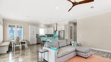 House, Multiple Beds (Nonni 'N Poppy's) | Living area | TV