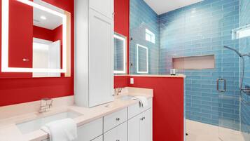 House, Multiple Beds (Nonni 'N Poppy's) | Bathroom | Free toiletries, soap, toilet paper