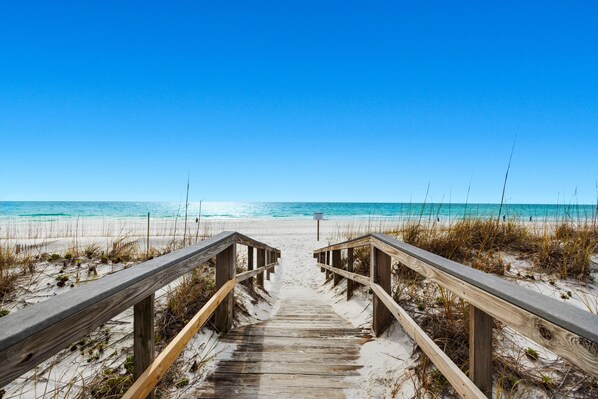 Apartamento, varias camas (White Sands 447) | Playa | Ubicación a pie de playa