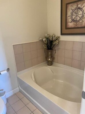 Towels, soap, toilet paper - Lakeview Condo close to Fishing, golfing, and hiking. (Santee)