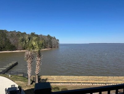 Lakeview Condo close to Fishing, golfing, and hiking.