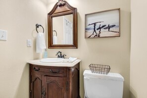 Condo, Multiple Beds (Boardwalk B2) | Bathroom | Free toiletries, soap, toilet paper