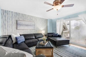 Apartment, Mehrere Betten (Boardwalk B2) | Wohnbereich | Flachbildfernseher