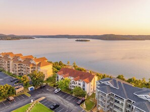 Ein mehrgeschossiges Hotel mit Parkplatz, günstig gelegen in der Nähe von Gewässer mit Landschaftsblick.